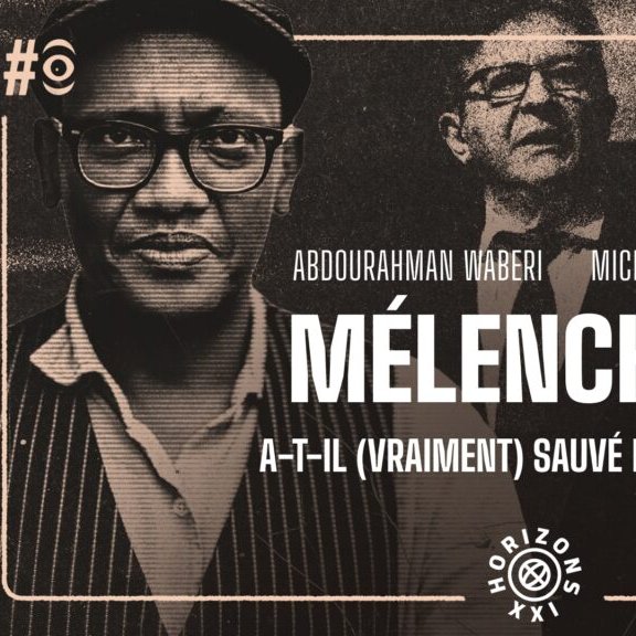 L'image présente une composition graphique qui associe des portraits de trois hommes. À gauche, on distingue un homme avec des lunettes, un chapeau et un sourire chaleureux, représentant probablement Abdourahman Waberi. Au centre, un homme plus âgé avec des lunettes et une expression sérieuse, sans doute Michael Pauron. À droite, un homme barbu au regard pensif, représentant Jean-Luc Mélenchon. Le fond est sombre, ce qui permet aux visages de se détacher, et le titre "MÉLENCHON - A-T-IL (VRAIMENT) SAUVE LA GAUCHE ?" est écrit en lettres blanches et imposantes, centrées sur l'image. En bas, le logo "HORIZONS XXI" ajoute une touche moderne à la composition.