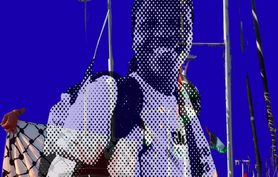 L'image représente une scène maritime vibrante. Au premier plan, un homme se tient avec une expression déterminée, portant un sac sur son dos. Il est entouré de voiliers qui se dressent majestueusement en arrière-plan. Le fond est coloré dans un bleu intense, créant un fort contraste avec les éléments de la scène. Des filets de pêche, symboliques des activités maritimes, ajoutent une texture intéressante à l'image. Les détails des bateaux et des drapeaux flottants évoquent une ambiance dynamique et vivante, typique d'un port animé.