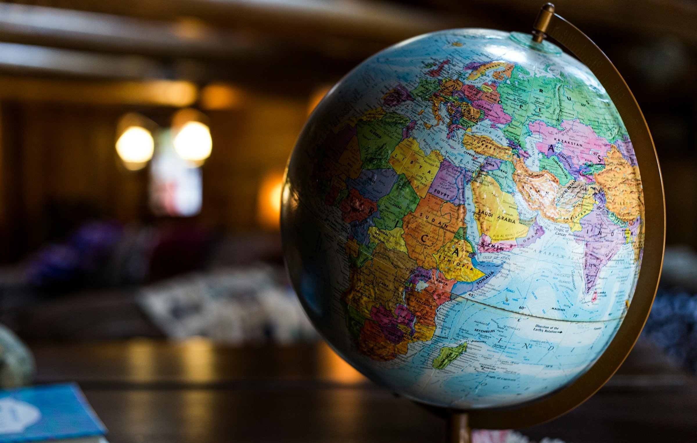 L'image présente une carte de l'Afrique, avec des contours des pays dessinés de manière précise. Les noms des pays comme le Niger, le Mali, et le Nigéria sont inscrits en lettres noires sur un fond beige. La lumière tamisée crée des ombres qui ajoutent une profondeur à la carte, suggérant peut-être un aspect ancien ou une texture de papier. Les frontières entre les pays sont visibles, indiquant les différentes régions historiques et géographiques du continent africain.