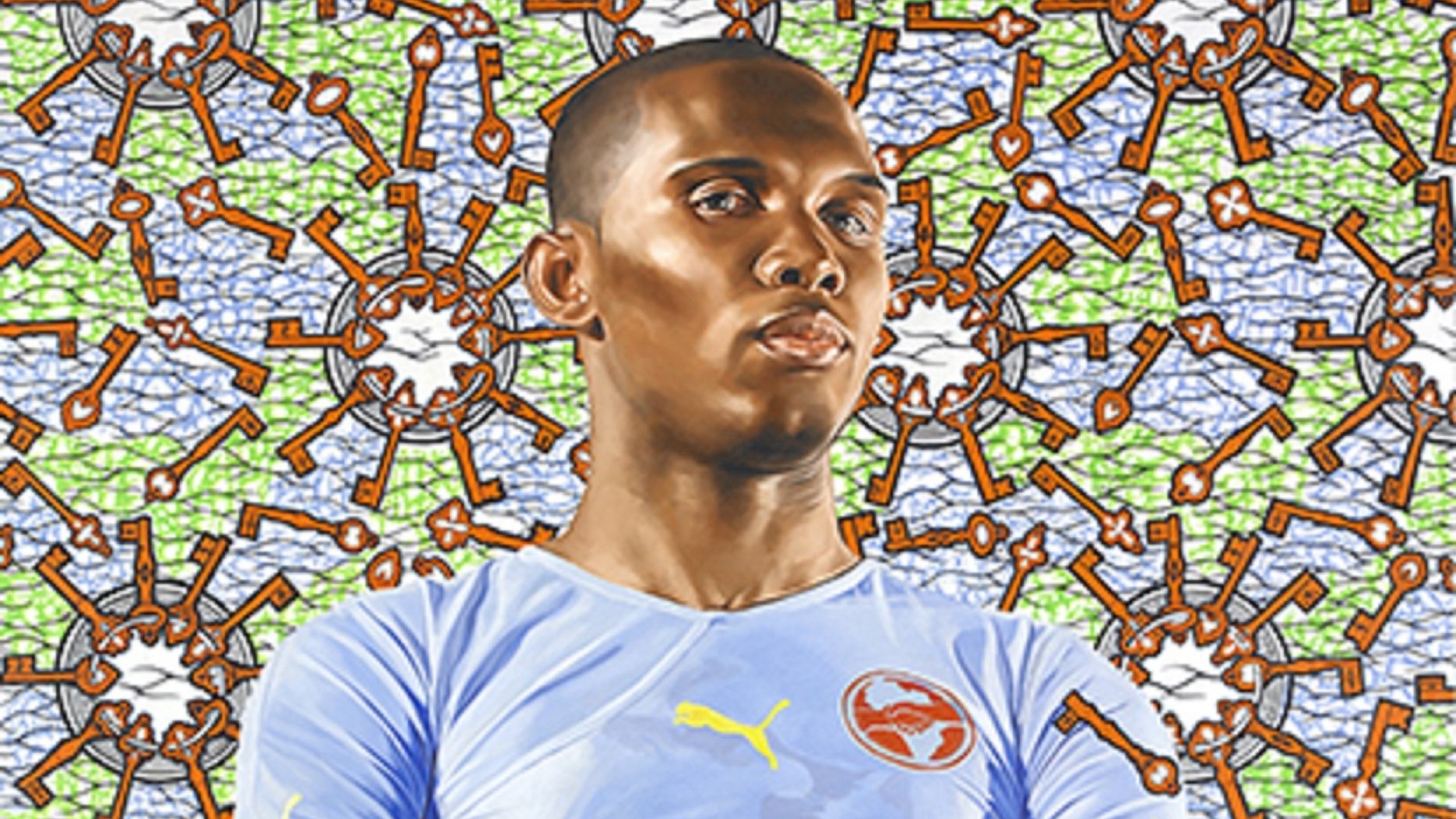 L'image représente un joueur de football en pleine posture, avec les bras croisés. Il porte un maillot bleu clair avec le numéro 10 en jaune, et un short orange. Son expression est déterminée et confiante. En arrière-plan, il y a un motif vibrant et coloré, avec une texture qui évoque des éléments de jeu, tels que des clés et des formes géométriques, créant une atmosphère dynamique autour du joueur. L'ensemble de la scène transmet une impression de force et de passion pour le sport.