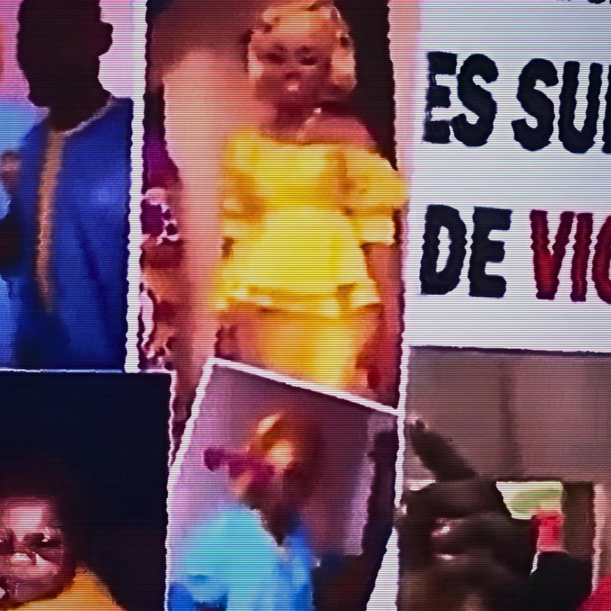 L'image montre une scène de manifestation où des participants tiennent des pancartes. Les pancartes contiennent des messages forts sur le soutien aux survivantes de la violence. Certaines affichent des photos, peut-être de personnes ou d'enfants, ainsi qu'une poupée, ce qui suggère une connexion émotionnelle ou un symbole de douceur au milieu d'un discours poignant. L'ambiance est intacte, avec des slogans qui crient l'injustice et l'urgence de protéger ceux qui ont souffert.