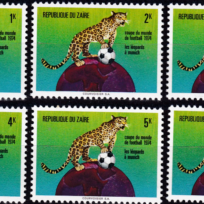 L'image présente une série de timbres-poste provenant de la République du Zaïre, commémorant la Coupe du Monde de football de 1974. Chaque timbre montre un léopard, symbole national, en position fière, perché sur un globe terrestre. Le léopard semble prêt à bondir, et le globe est entouré de couleurs vives, allant du vert au bleu. Les timbres affichent des valeurs différentes : 1K, 2K, 3K, 4K, 5K et 14K, tous ornés de la même illustration, avec le titre "RÉPUBLIQUE DU ZAÏRE" en haut. La scène évoque une célébration du sport et de la fierté nationale, tout en mettant en avant le rôle du football dans la culture.