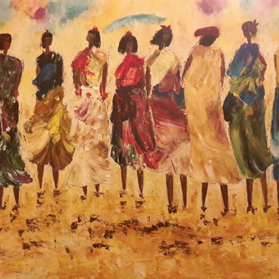 Cette image représente un groupe de femmes se tenant côte à côte, vues de dos. Elles portent des vêtements colorés, qui semblent flotter autour d'elles, suggérant un mouvement. Les robes varient en couleur, mélangeant des teintes de rouge, jaune, vert et bleu, créant un effet vibrant. Le fond est constitué de nuances chaudes, évoquant un paysage ensoleillé, ce qui donne une ambiance joyeuse et dynamique à l'œuvre. Le tableau suggère une connexion entre les femmes, renforcée par leur position rapprochée. Cela pourrait évoquer des thèmes de communauté, de culture ou de tradition.