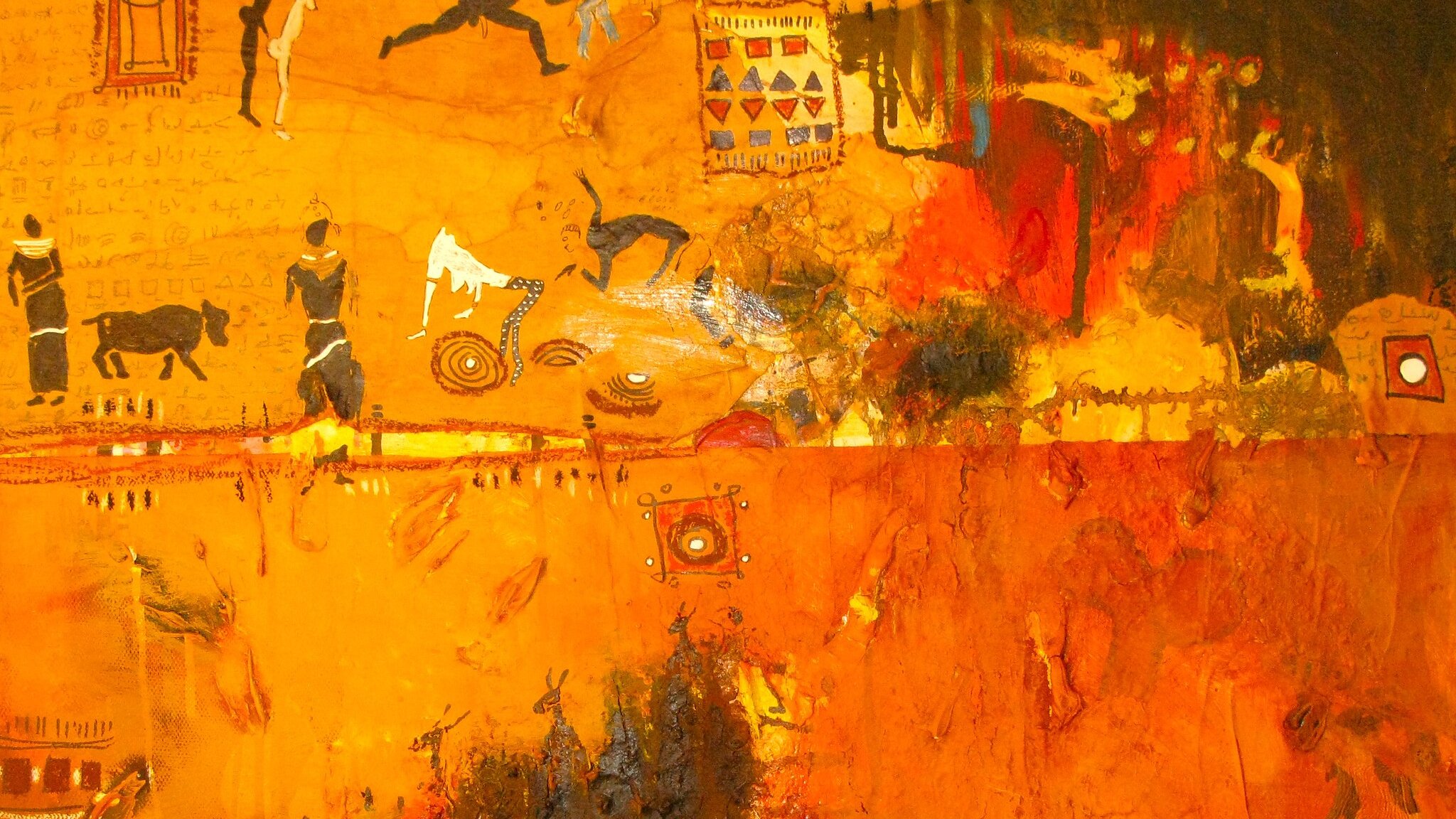 L'image est une œuvre d'art riche en couleurs et en textures. La partie supérieure présente des motifs en noir sur un fond doré, évoquant des scènes de vie ou des activités humaines, peut-être des danses ou des cérémonies. On peut distinguer des silhouettes de personnes, d'animaux, et des motifs géométriques colorés. La partie inférieure de l'œuvre, quant à elle, est dominée par des teintes chaudes d'orange et de marron, créant une sensation de chaleur et de terre. On peut y voir des touches de matière qui ajoutent du relief, représentant peut-être des plantes ou des éléments de la nature. L'ensemble dégage une atmosphère vibrante et dynamique, invitant à l'interprétation et à la réflexion sur les thèmes de la vie et de la culture.
