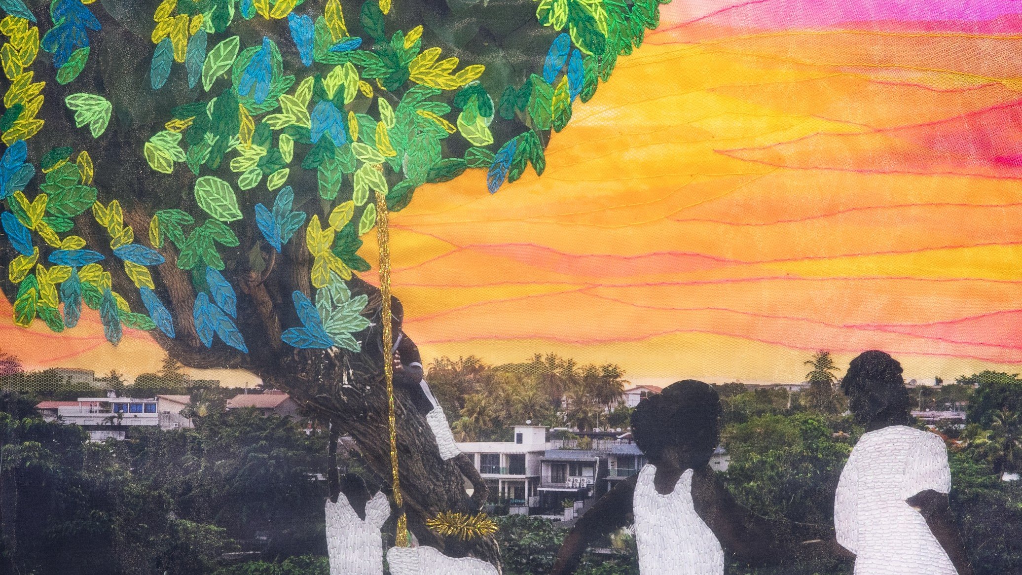 L'image représente une scène colorée et vibrante dans un parc ou un jardin. Au premier plan, plusieurs enfants jouent joyeusement. Certains sont en train de courir, tandis qu'un enfant est assis dans un fauteuil roulant, profitant également du moment. Ils sont vêtus de t-shirts blancs. À l'arrière-plan, un grand arbre avec des feuilles luxuriantes offre de l'ombre, et un des enfants est suspendu à une corde accrochée à ses branches, se balançant. Le ciel se teinte de couleurs chaudes, allant du rose au jaune, suggérant un coucher de soleil. En dessous, des fleurs multicolores embellissent le sol, ajoutant une touche de gaieté à cette scène remplie de vie et de bonheur.