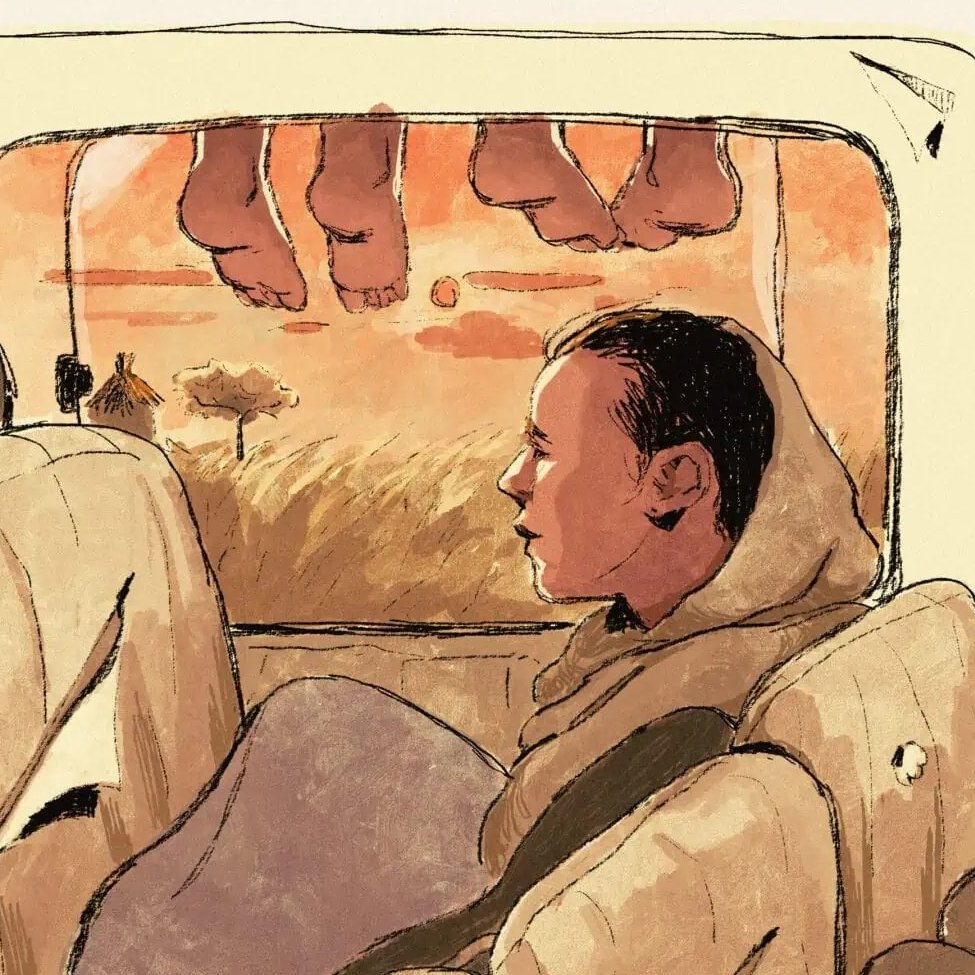 Imaginez une scène à l'intérieur d'un véhicule, où une personne, intégralement un peu floue, est assise dans un siège. Elle est enveloppée dans un vêtement qui semble comme un plaid ou une couverture. À l'extérieur, à travers une fenêtre, on aperçoit un paysage de coucher de soleil avec des teintes chaudes d'orange et de jaune. La silhouette d'une maison se dessine au loin, entourée de quelques arbres. En haut de l'image, on voit des pieds qui semblent suspendus, ajoutant une note d'intimité à la scène, comme si d'autres passagers se trouvaient à l'arrière du véhicule. L'atmosphère générale évoque une sensation de voyage, de calme et de contemplation.