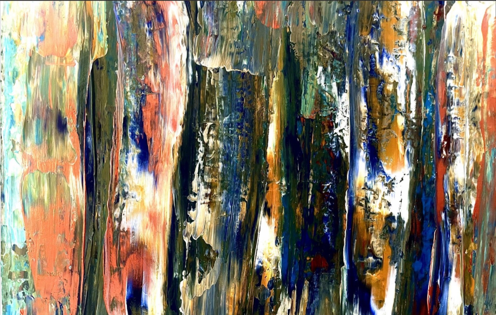 Cette image est une toile abstraite riche en couleurs et en textures. Elle présente des stries verticales et horizontales qui se chevauchent, créant un effet de profondeur. Les couleurs dominantes sont des nuances de bleu, d'or, de vert et de rouge, qui s'entremêlent de manière dynamique. Les coups de pinceau sont visibles et donnent une impression de mouvement, évoquant une sensation de paysage naturel ou de ciel en mouvement. La juxtaposition des couleurs vives et des textures variées invite à une réflexion sur la lumière et l'ombre, offrant une expérience visuelle complexe et captivante.