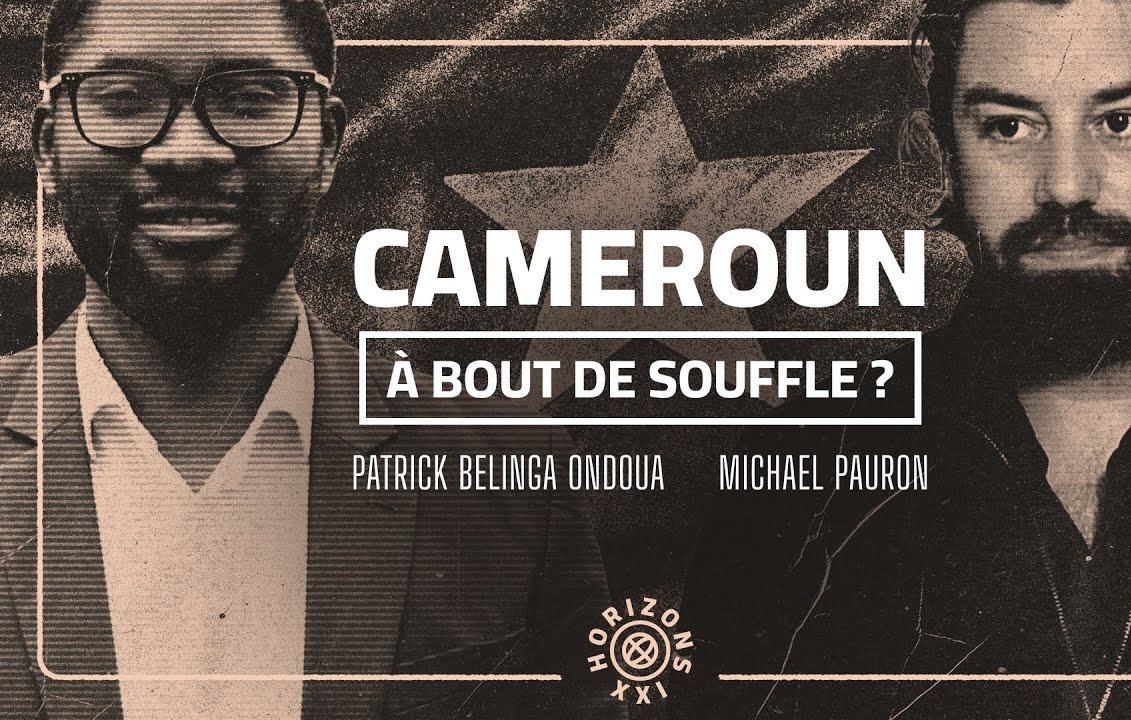 L'image présente deux personnes en portrait. À gauche, un homme de teint sombre portant des lunettes et une chemise à motifs, souriant légèrement. À droite, un homme à la barbe brune et aux cheveux hirsutes, regard sérieux, porte une chemise noire. En arrière-plan, on distingue un drapeau, probablement camerounais, avec des couleurs dominantes de rouge, vert et jaune. En haut, le mot "CAMEROUN" est bien en évidence, suivi de "À BOUT DE SOUFFLE ?" en plus petit. En bas, on lit "HORIZONS XXI". Cette image évoque un dialogue ou un débat autour de la situation au Cameroun.
