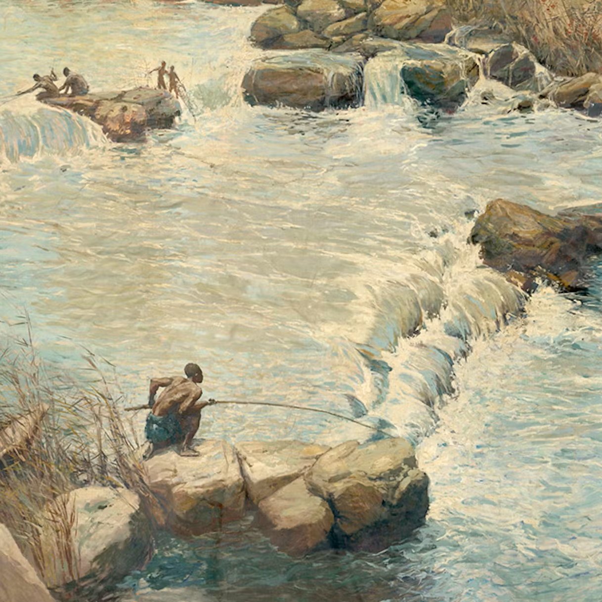 L'image représente une scène de pêche paisible au bord d'un cours d'eau. À gauche, un homme est assis sur une grosse pierre, tenant une canne à pêche, attentif à l'eau. De petites vagues se forment autour des rochers, créant une ambiance tranquille. En arrière-plan, on aperçoit d'autres pêcheurs, engoncés dans la nature, avec des arbres et des herbes qui ajoutent une touche de vie à ce paysage. La lumière joue sur l'eau, offrant des reflets lumineux qui rappellent la douceur d'une journée ensoleillée. L'ensemble évoque un moment de sérénité et une connexion avec la nature.