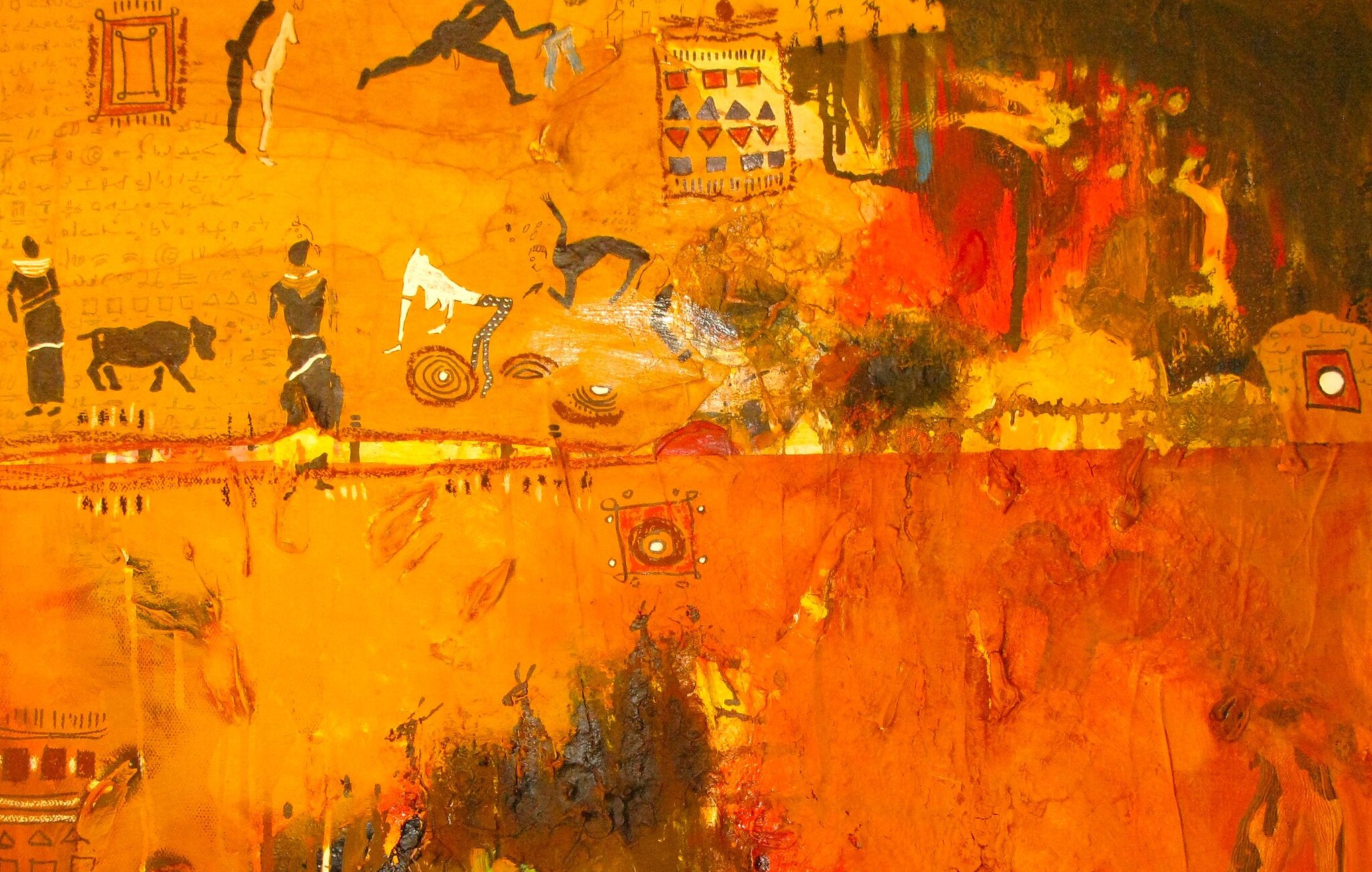 L'image est une œuvre d'art riche en couleurs et en textures. La partie supérieure présente des motifs en noir sur un fond doré, évoquant des scènes de vie ou des activités humaines, peut-être des danses ou des cérémonies. On peut distinguer des silhouettes de personnes, d'animaux, et des motifs géométriques colorés. La partie inférieure de l'œuvre, quant à elle, est dominée par des teintes chaudes d'orange et de marron, créant une sensation de chaleur et de terre. On peut y voir des touches de matière qui ajoutent du relief, représentant peut-être des plantes ou des éléments de la nature. L'ensemble dégage une atmosphère vibrante et dynamique, invitant à l'interprétation et à la réflexion sur les thèmes de la vie et de la culture.