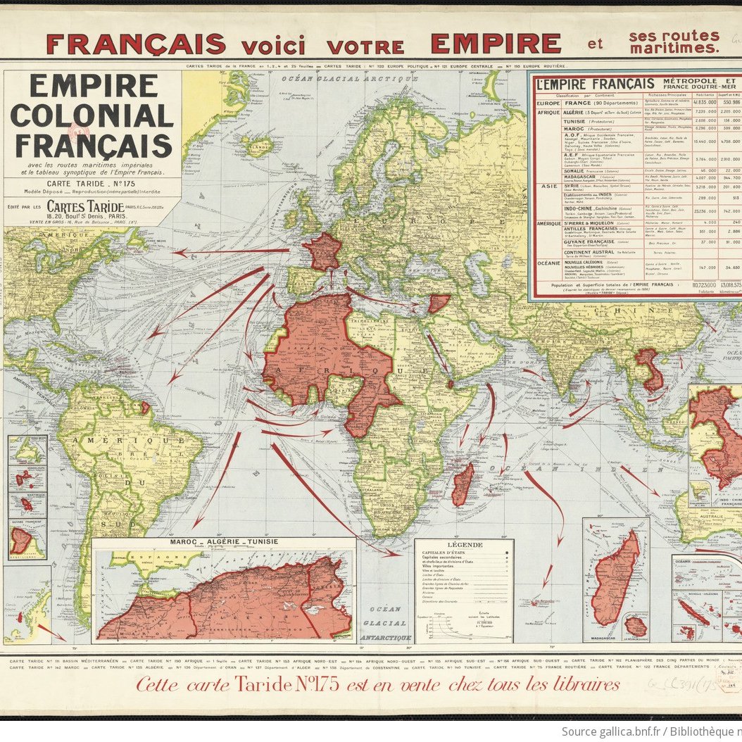 L'image est une carte géographique intitulée "Empire colonial français", qui présente les territoires appartenant à la France dans le monde, ainsi que les routes maritimes qui les relient. La carte est colorée, avec des zones en rouge représentant les colonies françaises, tandis que les autres territoires sont en beige ou en blanc. On peut y trouver l'Afrique, l'Asie, l'Océanie et des parties de l'Amérique. Des flèches rouges indiquent les voies maritimes reliant ces colonies à la métropole. En haut à droite, il y a un tableau qui énumère des informations sur l'empire colonial, telles que le nom des colonies et peut-être des données démographiques ou économiques. Le tout est entouré d'une bordure décorative et d'autres éléments graphiques, donnant à la carte un aspect à la fois informatif et esthétique.