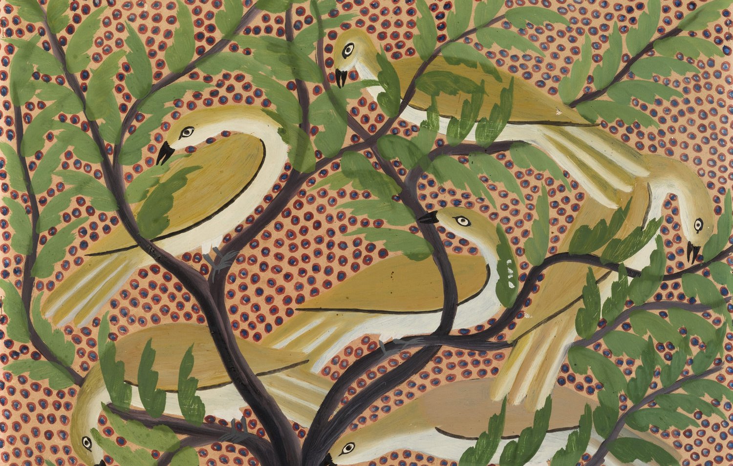 L'image représente un arbre aux branches luxuriantes, où plusieurs oiseaux sont perchés. Les oiseaux, aux teintes dorées et vertes, se fondent harmonieusement dans le feuillage. Les feuilles de l'arbre sont bien tracées, avec des nuances de vert qui ajoutent de la profondeur. En arrière-plan, un motif textured de petits points rouges et violets crée un contraste vibrant avec les couleurs douces des oiseaux et des feuilles. L'ensemble dégage une ambiance chaleureuse et joyeuse, évoquant la nature et la sérénité.