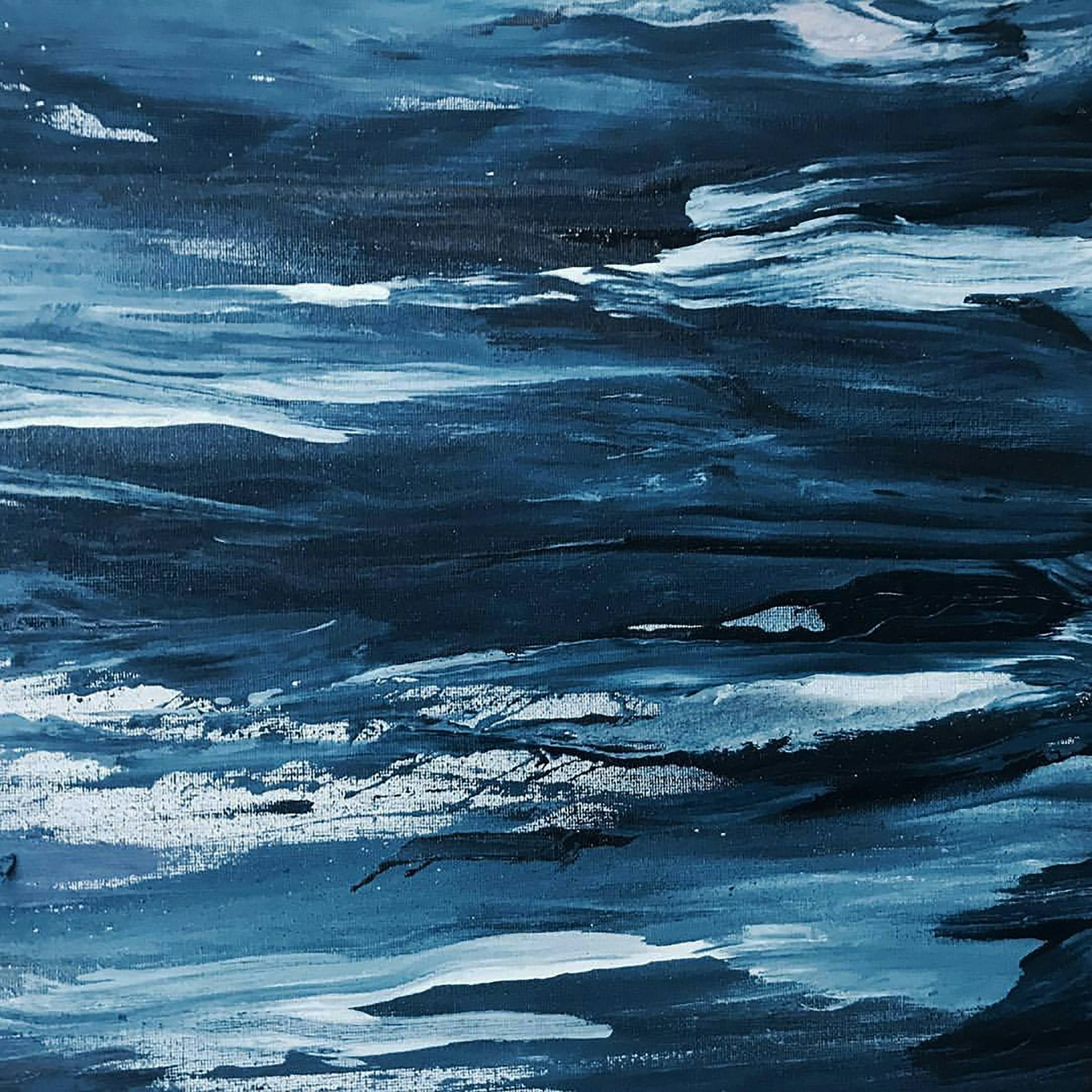 L'image représente une peinture abstraite dominée par des nuances de bleu, allant des teintes sombres aux tonalités plus claires. On peut y percevoir de fines lignes et des textures qui évoquent le mouvement de l'eau, comme des vagues ondulantes. Des touches de blanc ajoutent de la luminosité, imitant des reflets ou des éclats de lumière. L'ensemble dégage une atmosphère calme et mystérieuse, invitant à une contemplation paisible.