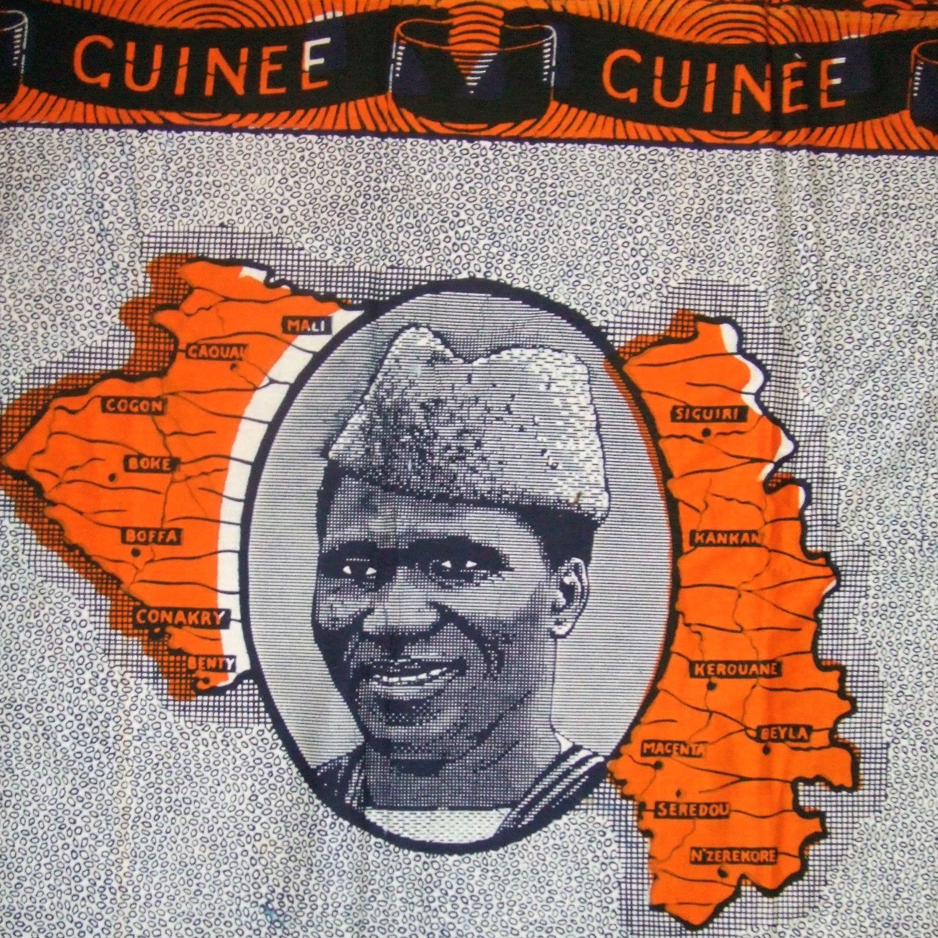 L'image représente une illustration stylisée de la carte de la Guinée, mettant en évidence ses régions en orange. Au centre, un portrait d'un homme portant un chapeau traditionnel est encadré par la carte. Le fond est décoré avec des motifs en noir et blanc, et le mot "Guinée" est inscrit en haut de l'image. Cette composition évoque une célébration de l'identité culturelle et géographique du pays.