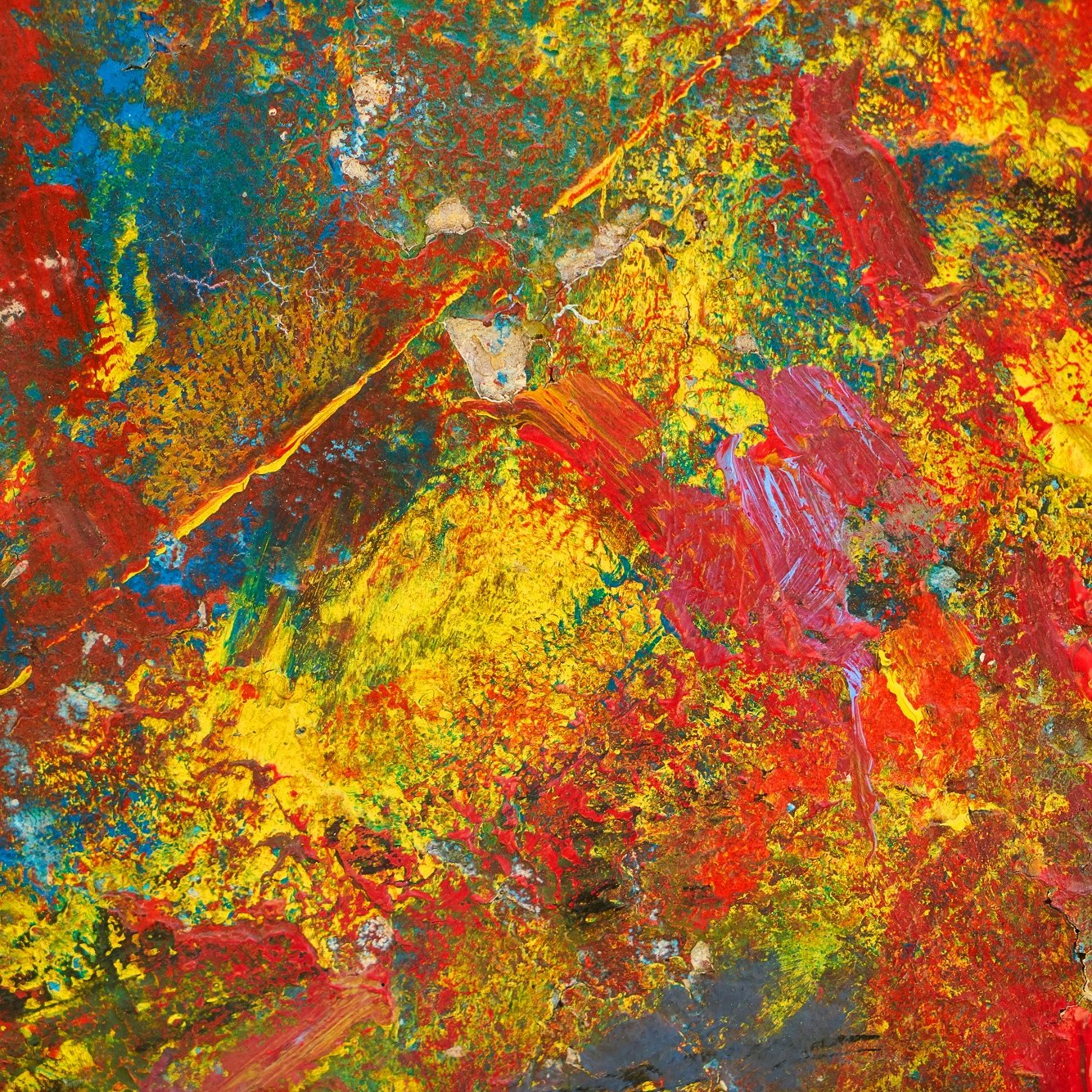 Cette image représente une toile vibrante et abstraite, remplie de couleurs éclatantes et de textures riches. On y trouve des couches de peinture aux teintes de rouge, jaune, bleu et vert, qui se mélangent et se superposent de manière dynamique. Les coups de pinceau sont visibles, créant un effet de mouvement et de profondeur. L'ensemble dégage une sensation d'énergie et d'émotion, invitant le spectateur à explorer chaque nuance et détail. Les couleurs chaudes dominent, apportant une chaleur visuelle, tandis que les touches de bleu et de vert ajoutent un contraste rafraîchissant. C'est une œuvre qui évoque un paysage suggestif, plein de vie et d'imagination.