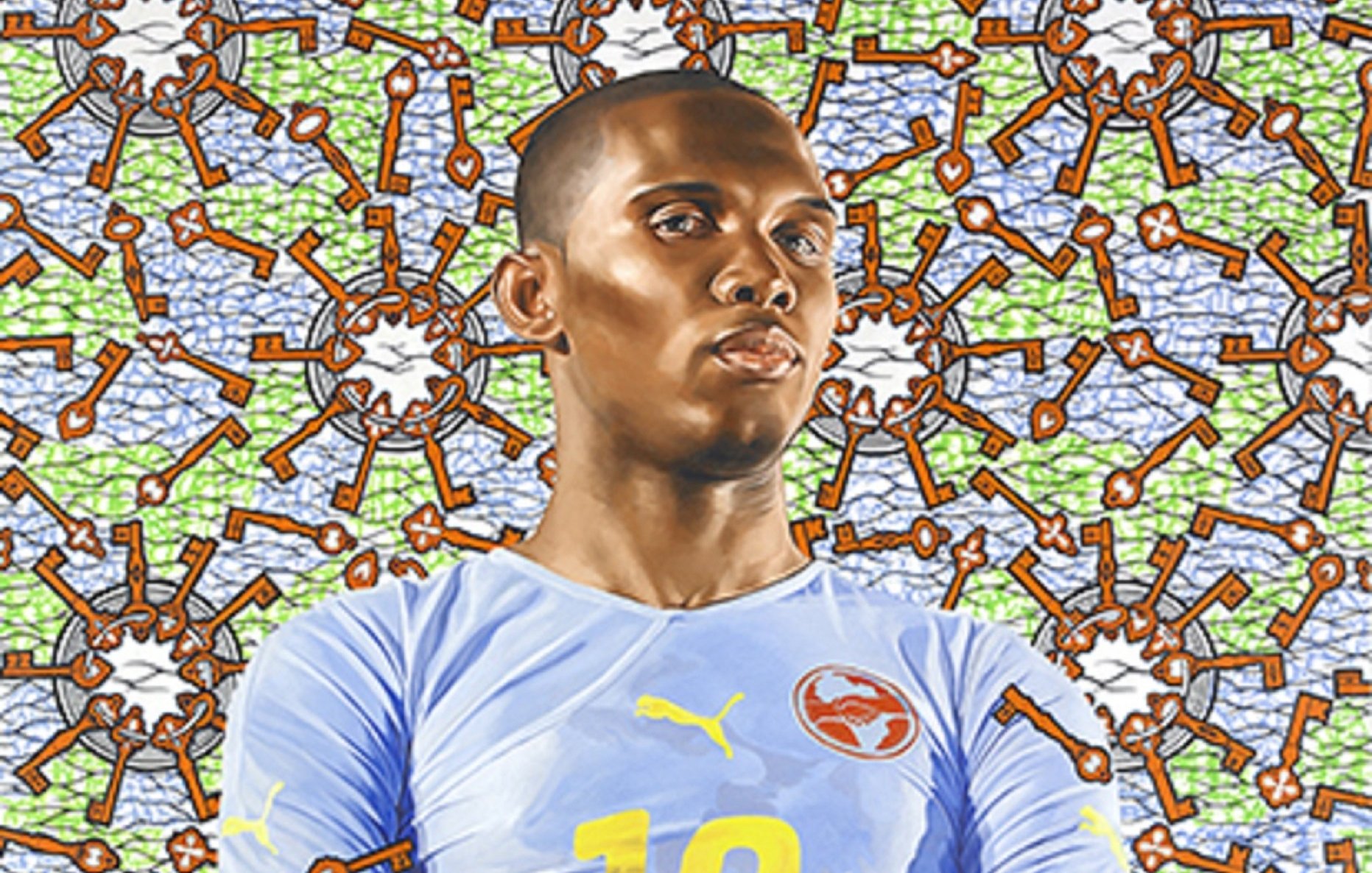 L'image représente un joueur de football en pleine posture, avec les bras croisés. Il porte un maillot bleu clair avec le numéro 10 en jaune, et un short orange. Son expression est déterminée et confiante. En arrière-plan, il y a un motif vibrant et coloré, avec une texture qui évoque des éléments de jeu, tels que des clés et des formes géométriques, créant une atmosphère dynamique autour du joueur. L'ensemble de la scène transmet une impression de force et de passion pour le sport.