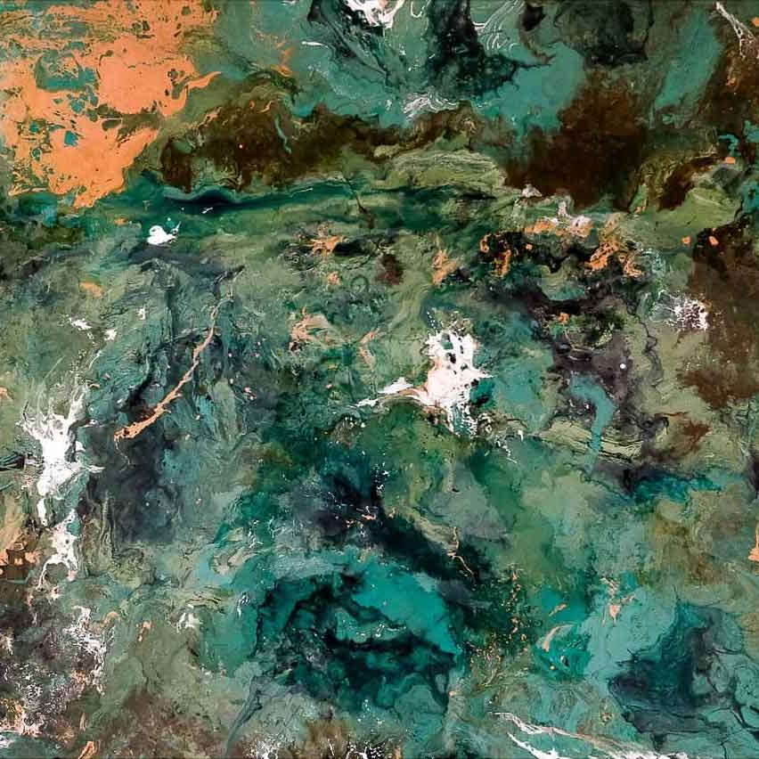 L'image présente une abstraction riche en couleurs et textures. On y voit des variations de vert, allant du vert émeraude au vert plus sombre, mélangées à des touches de noir et de brun. Des éclaboussures blanches créent un contraste, évoquant un mouvement fluide à travers la composition. L'ensemble ressemble à une vue aérienne d'un paysage naturel, avec des motifs organiques évoquant des formations rocheuses ou des rivières. Cette œuvre invite à l'imagination, suggérant une profondeur et une complexité visuelle.