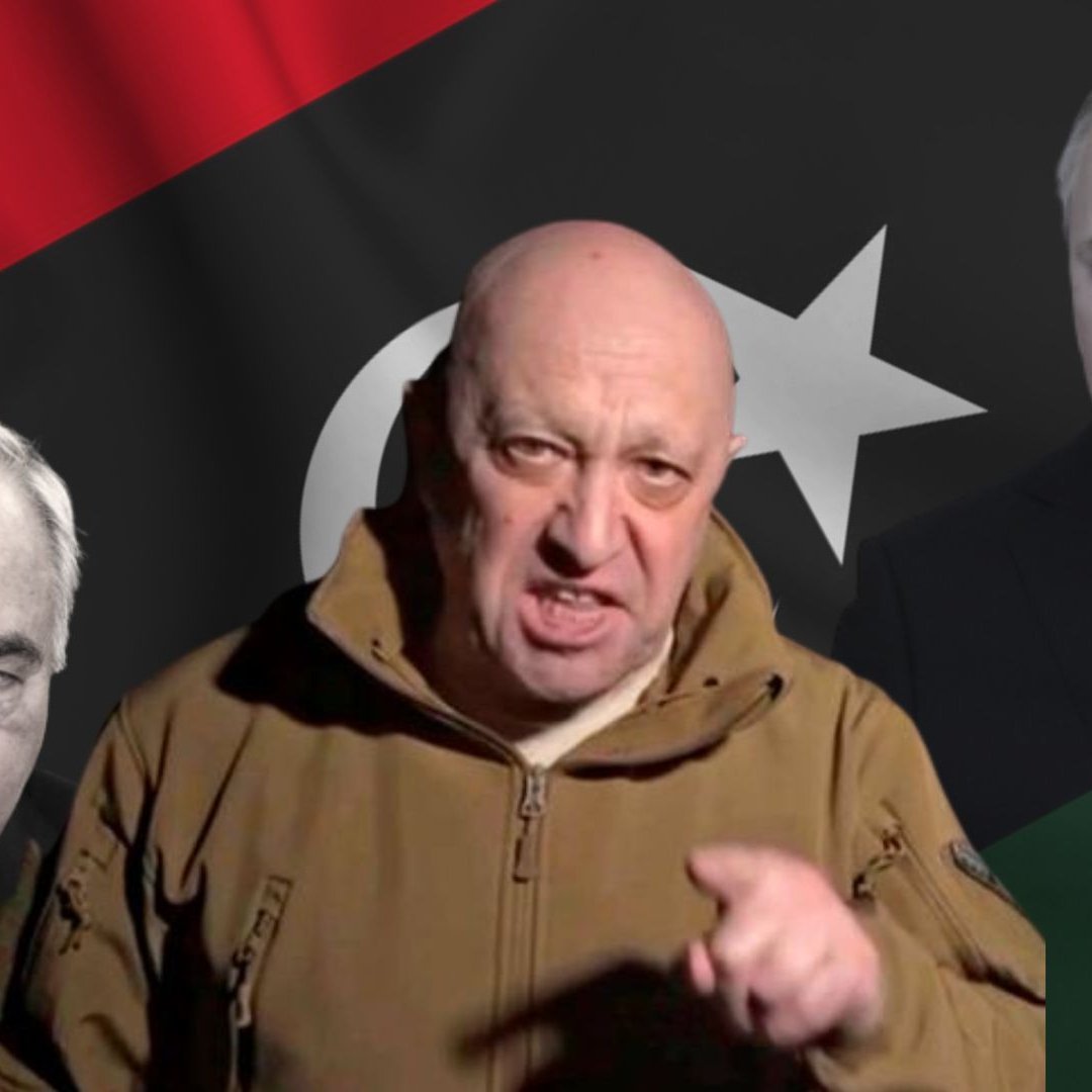 L'image présente un fond composé de drapeaux et de couleurs sombres, avec des éléments représentant des figures politiques. Au centre, on voit un homme en tenue militaire aux traits marqués, qui semble s'adresser directement à l'audience avec un geste expressif de la main. Sur la gauche, un homme plus âgé avec une barbe grise et des traits sérieux est portraituré, tandis qu'à droite, un homme au visage impassible et à la coiffure soignée est visible. Le tout évoque un contexte de tensions géopolitiques, particulièrement en lien avec la Libye et la Russie.