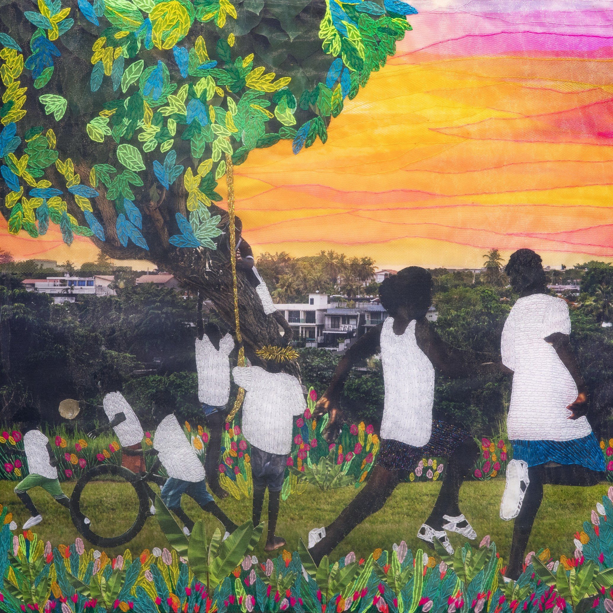 L'image représente une scène colorée et vibrante dans un parc ou un jardin. Au premier plan, plusieurs enfants jouent joyeusement. Certains sont en train de courir, tandis qu'un enfant est assis dans un fauteuil roulant, profitant également du moment. Ils sont vêtus de t-shirts blancs. À l'arrière-plan, un grand arbre avec des feuilles luxuriantes offre de l'ombre, et un des enfants est suspendu à une corde accrochée à ses branches, se balançant. Le ciel se teinte de couleurs chaudes, allant du rose au jaune, suggérant un coucher de soleil. En dessous, des fleurs multicolores embellissent le sol, ajoutant une touche de gaieté à cette scène remplie de vie et de bonheur.