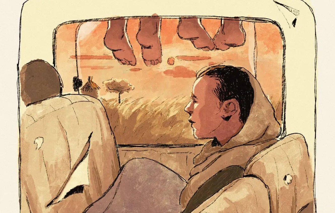 Imaginez une scène à l'intérieur d'un véhicule, où une personne, intégralement un peu floue, est assise dans un siège. Elle est enveloppée dans un vêtement qui semble comme un plaid ou une couverture. À l'extérieur, à travers une fenêtre, on aperçoit un paysage de coucher de soleil avec des teintes chaudes d'orange et de jaune. La silhouette d'une maison se dessine au loin, entourée de quelques arbres. En haut de l'image, on voit des pieds qui semblent suspendus, ajoutant une note d'intimité à la scène, comme si d'autres passagers se trouvaient à l'arrière du véhicule. L'atmosphère générale évoque une sensation de voyage, de calme et de contemplation.