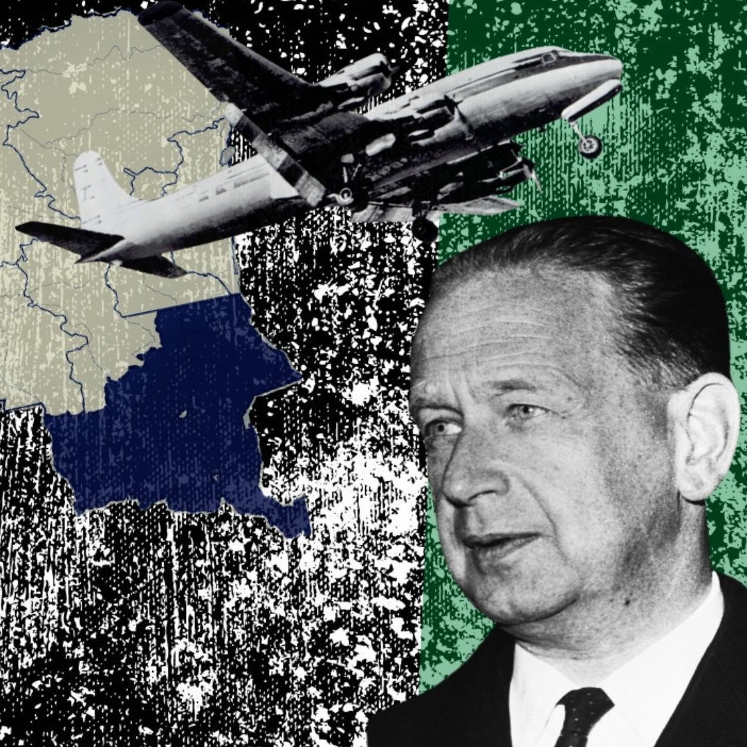 L'image que vous avez devant vous est une composition graphique qui évoque un contexte historique. En arrière-plan, on peut distinguer une carte de l'Afrique centrale, mettant en avant des zones colorées, notamment une partie en bleu. Sur la gauche, un homme en uniforme militaire regarde vers la droite. Son expression semble sérieuse et déterminée. À droite, un autre homme en costume, avec une expression plus calme, est également tourné vers la gauche. Au-dessus de la carte, un avion survole la scène, suggérant un mouvement dans les airs. Le fond est texturé et présente des éléments en noir et blanc, ce qui accentue une atmosphère de gravité et de tension. Dans le coin supérieur gauche, un logo ou un symbole, dont la signification n'est pas précisée, attire également l'attention. Les couleurs vertes, jaunes et rouges des contours de la carte pourraient évoquer le drapeau d'un pays d'Afrique. 