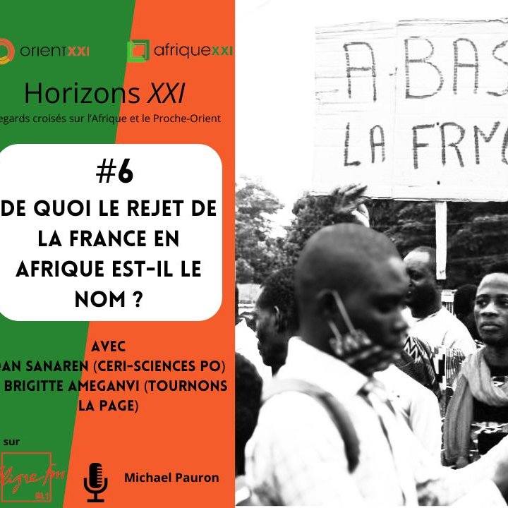 Cette image représente une scène dynamique d'un rassemblement ou d'une manifestation. Au centre, on peut voir une personne levant une pancarte où il est écrit en grands caractères "ABAS LA FRYCE". Les participants autour semblent mobilisés et engagés dans la discussion ou l'action. En arrière-plan, on aperçoit des bâtiments et une foule, ce qui donne une impression de mouvement et d'énergie collective. En bas de l'image, il y a un encart présentant le numéro de l'événement, un titre en lien avec le sujet du rejet de la France en Afrique, ainsi que des noms de participants et un logo. L'ambiance générale est celle d'une mobilisation sociale autour d'un thème important.