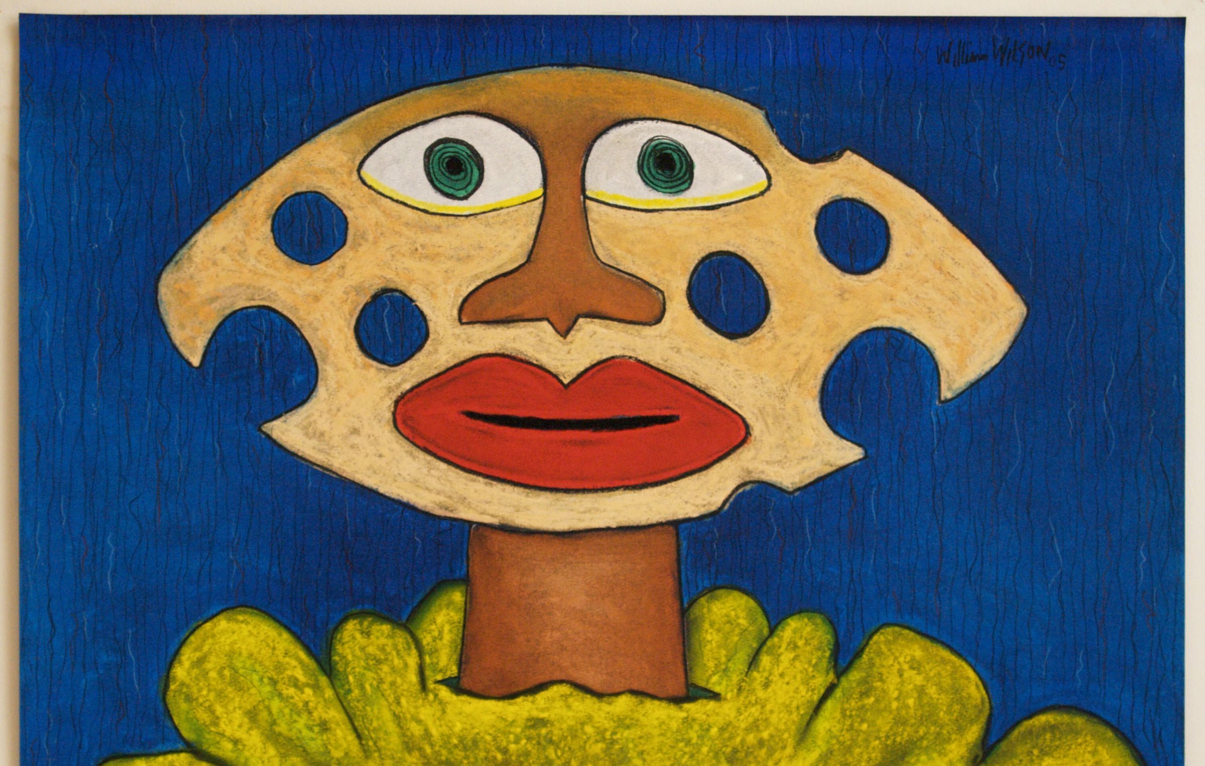 Voici une description de l'image : L'œuvre présente une figure centrale qui ressemble à un champignon stylisé. Le chapeau du champignon est de couleur beige, avec plusieurs trous ronds, évoquant le fromage. Ce chapeau repose sur un tronc brun, tandis que le bas de la figure est entouré de feuilles ou d'une base verte, qui donne une impression de croissance. Le visage est expressif, avec de grands yeux ronds aux pupilles noires, et des lèvres rouges qui ajoutent une touche de vive couleur. Le fond de l'image est d'un bleu intense, créant un contraste saisissant avec les couleurs plus chaudes des personnages. Globalement, l'œuvre dégage une atmosphère ludique et fantaisiste.