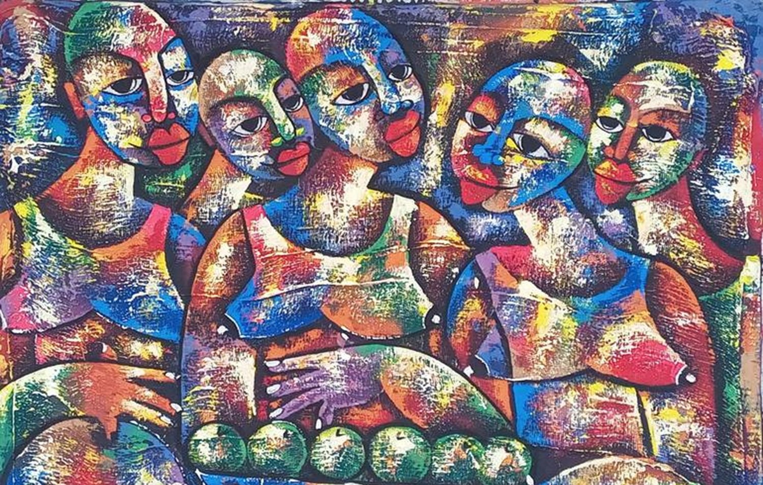 L'image représente un groupe de cinq figures humaines, stylisées et aux traits expressifs. Les personnages sont représentés avec des couleurs vives et des formes abstraites. Les visages affichent des expressions variées, incorporant des nuances de rouge, bleu, vert et jaune. Au centre, on peut voir une grande coupe ou un plat contenant des objets ronds, probablement des fruits. Les figures semblent interagir entre elles, créant une atmosphère chaleureuse et conviviale. L'arrière-plan est également riche en couleurs, ce qui renforce la composition vibrante et dynamique de l'ensemble. Cette œuvre évoque un sentiment de communauté et de partage.