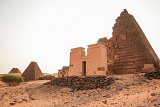 De l'histoire africaine, les Pyramides de Méroé en racontent également l'un des pans les plus sombres : le pillage des trésors archéologiques du continent par les Européens. Attiré par la croyance que les édifices renferment de l'or, le pilleur de tombes italien Giuseppe Ferlini rallie Méroé en 1834 et inflige des dommages aujourd'hui encore déplorés par les archéologues, tels que la destruction de certaines pyramides.