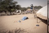Un homme prie à côté d'une tente dans un village situé le long de la frontière avec le Mali, dans la région du Hodh Ech Chargui (11 novembre 2023).