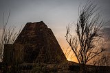 Aux tensions politiques qui ébranlent le Soudan depuis décembre 2018, s'ajoute la précarité d'une économie à l'agonie, en proie à l'hyperinflation et à une violente dépréciation de la monnaie nationale, limitant ainsi les budgets alloués à la protection du patrimoine. Malgré « l'effondrement de plusieurs pyramides » et le fait que de nombreux détails remarquables des Pyramides de Méroé se soient « détériorés au fil du temps », l'UNESCO estime que le site conserve à ce jour son authenticité archéologique.