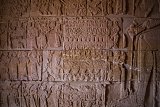Stratégiquement positionné, le royaume de Koush, dirigé par les pharaons et reines noirs, est un point de passage obligé pour les caravanes marchandes se mouvant avec lenteur entre les côtes de la mer Rouge et l'Afrique intérieure. Également riche en ressources naturelles, ce royaume façonne une industrie métallurgique autour de mines de fer et d'or, s'assurant ainsi une puissance économique qui lui permet de s'opposer à l'Égypte et de contenir pendant un temps les velléités de l'Empire romain.