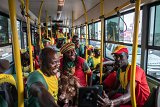 Les supporters sénégalais du Douzième Gaindé se dirigent vers le stade pour assister au huitième de finale entre leur pays et la Côte d'Ivoire.