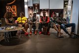 À la réception de l'hôtel Novotel d'Abidjan, le célèbre Ngando Pickett attend les joueurs et les membres de la fédération camerounaise. Lui et les autres supporters doivent demander des fonds pour financer le voyage de retour.
