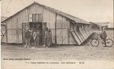 Devant l'infirmerie du camp.