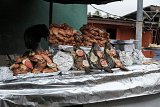 Carpes braisées vendues 4 500 FCFA pièce par Maman Ake. Cocody, Abidjan, 2024.