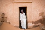 Les pyramides de Méroé renferment en leur cœur des chambres souterraines aux plafonds voûtés qui font office de sépultures royales - trois pour un roi et deux pour une reine. Selon le magazine {National Geographic}, « un cercueil en bois, représentant le visage du défunt, était placé dans la chambre funéraire. Les corps sacrifiés d'animaux et, dans certains cas, de serviteurs humains étaient placés à proximité ».