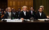 Les membres de la délégation de la République de Maurice (dont Philippe Sands, au milieu) devant la Cour internationale de justice, en septembre 2018.