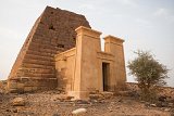 A contrario des pyramides égyptiennes (dont la plus grande est la pyramide de Khéops, achevée il y a plus de 4 500 ans : elle mesure 146 mètres), les Pyramides de Méroé sont de tailles plus modestes, mesurant entre 10 à 30 mètres de haut. Méroé détient néanmoins un record : la plus grande concentration de pyramides au monde.
