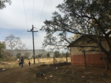 L'école primaire Retief School, qui accueille les enfants de Maditlokwa et des villages environnants, se trouve au pied des piles de gravats de la mine opérée par Tharisa.
