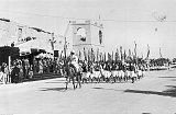 Parade des troupes coloniales libyennes dirigées par Rodolfo Graziani pendant la visite du roi italien Victor-Emmanuel III, en février 1932.