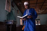 L'imam de Porga, Mounou Y'Moussa, lit le Coran dans la mosquée de la ville frontalière située à l'extrême nord du Bénin.