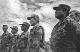 Modise, à droite, dans un camp en Angola, avec un officier soviétique et Oliver Tambo, vers 1969. 