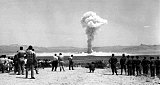 Champignon nucléaire de « Gerboise bleue », nom de code de l'essai nucléaire destiné à tester la première arme nucléaire de la France, le 13 février 1960, près de Reggane, dans le Sahara algérien.