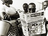 Des Togolais lisent la presse lors de la Convention de Lomé en février 1975, au cours de laquelle ont été négociés les accords commerciaux entre les pays ACP et la CEE.
