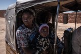 Pita, 35 ans, a quitté le Nigeria il y a des années. Elle est à bord d'un {tuk-tuk} pour aller chercher un emploi en ville.