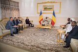 Marine Le Pen et son entourage dans la résidence d'Idriss Déby Itno à Amdjarass le 21 mars 2017.
