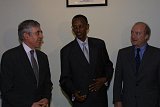 Kigali (Rwanda), janvier 2002. À droite, Hubert Védrine, alors ministre des Affaires étrangères, avec son homologue britannique, Jack Straw, et Paul Kagame, président du Rwanda.