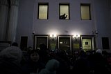 Lviv (Ukraine), le 7 mars 2022. La gare est bondée d'Ukrainiens fuyant le pays. Comme William, ils tentent d'atteindre le quai n°5 pour monter dans un train en direction de la Pologne.