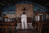Le père Igor Kassah, dans l'église paroissiale du Christ-Roi, à Porga.